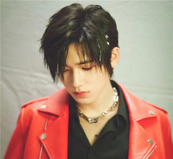 宋亚轩录节目被放女装照甜美可爱太惊艳小宋害羞问到我漂亮吗