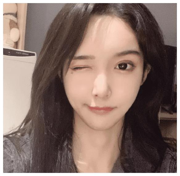 艾比虽是一位女装大佬,但模样和身材也越来越少女,跳舞时更像一个女生