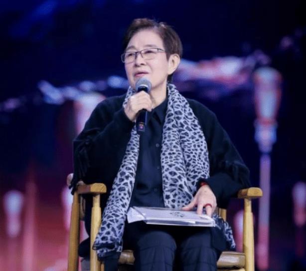 那英探望恩师谷建芬谷建芬坐c位与徒弟聚会领唱其新歌