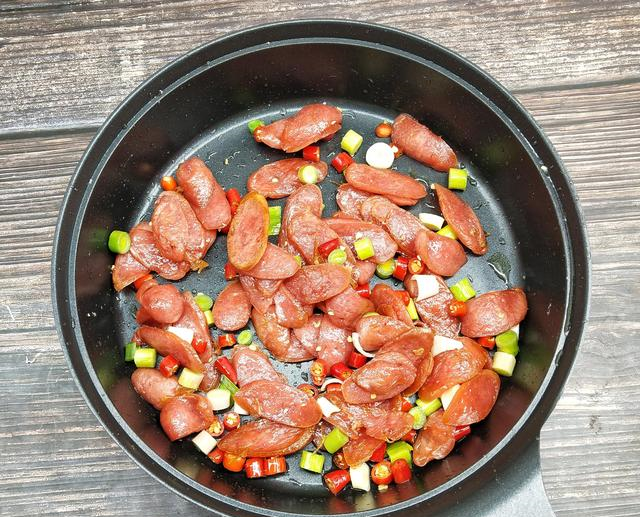 3枚鸡蛋5根肠,做五分钟就能端上桌的快手下饭菜,还不加一粒盐休闲区蓝鸢梦想 - Www.slyday.coM 3枚鸡蛋5根肠,做五分钟就能端上桌的快手下饭菜,还不加一粒盐休闲区蓝鸢梦想 - Www.slyday.coM