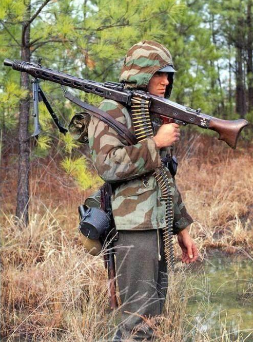 二战中最优秀的通用机枪mg42是如何实现轻重两用的