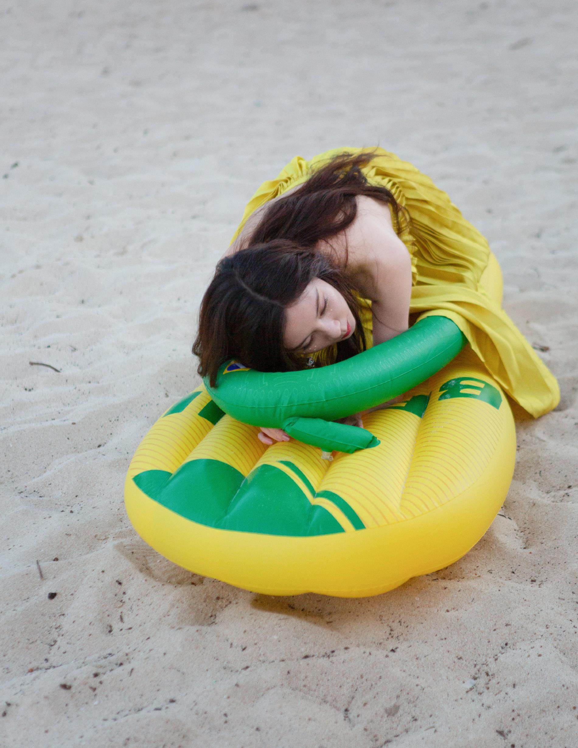 宋妍霏沙滩大秀好身材,皮肤白皙尽显大长腿