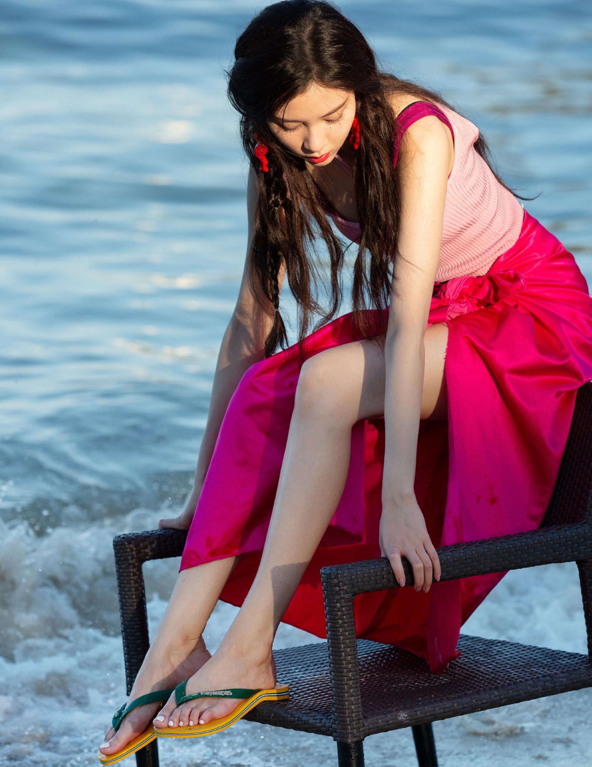 宋妍霏沙滩大秀好身材,皮肤白皙尽显大长腿