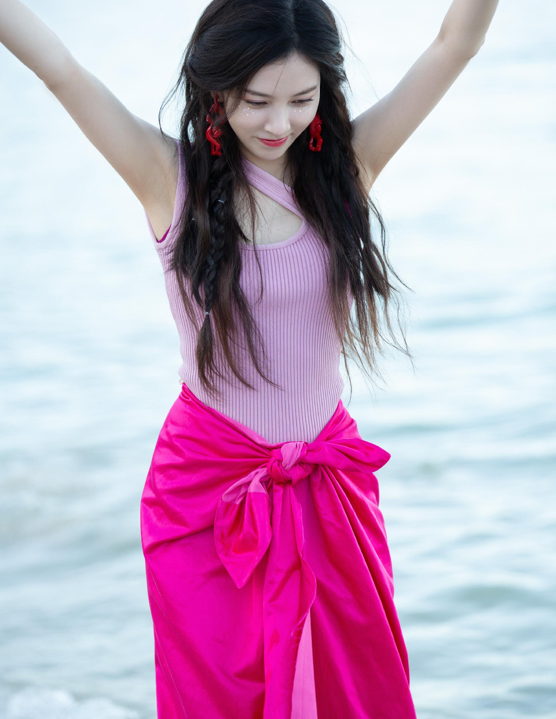 宋妍霏沙滩大秀好身材,皮肤白皙尽显大长腿