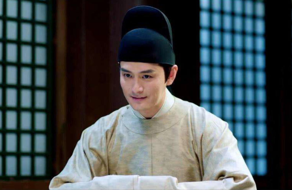 他是容嬷嬷的"儿子",出道十多年不温不火,妻子反到因一角走红