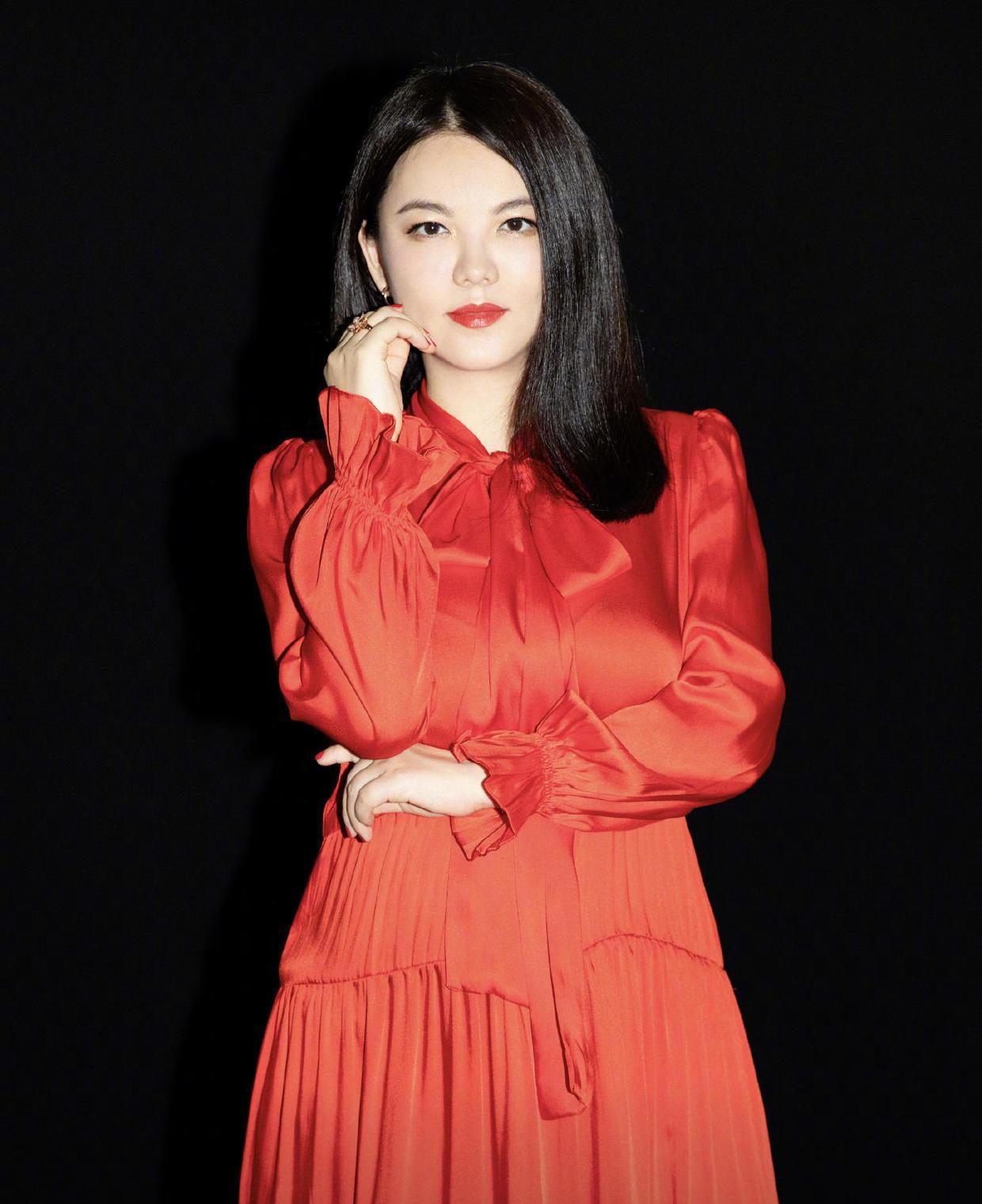 李湘身材好丰满一袭玫红色亮片连衣裙美得闪耀真是女人味代表