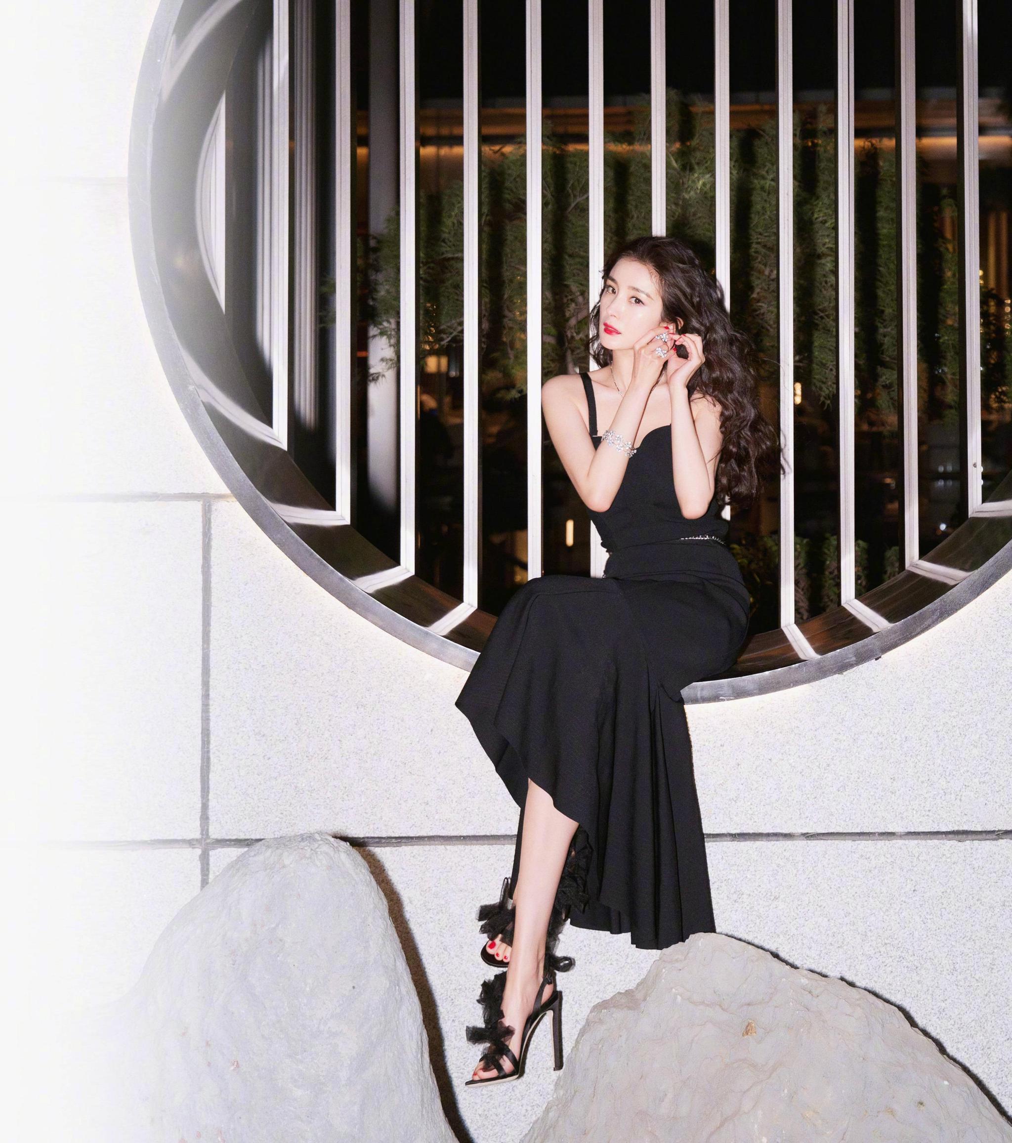 杨幂最新私服穿搭,米色毛衣搭配黑色短裤,"漫画腿"太吸睛