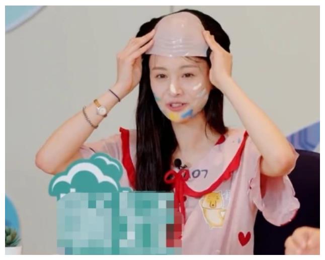 郑爽被导演要求戴秃顶假发,当她乖巧戴好,终于看到她丑的样子