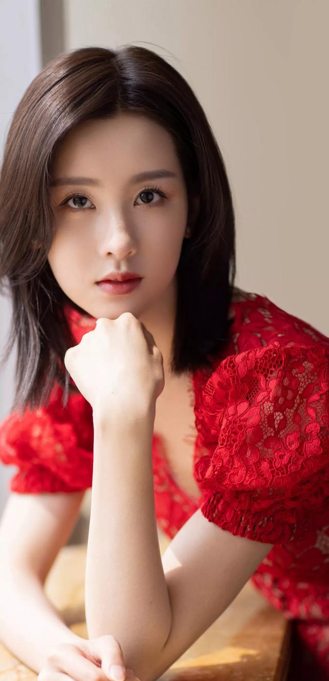 "校花女神"陈都灵:清纯优雅唯美__财经头条