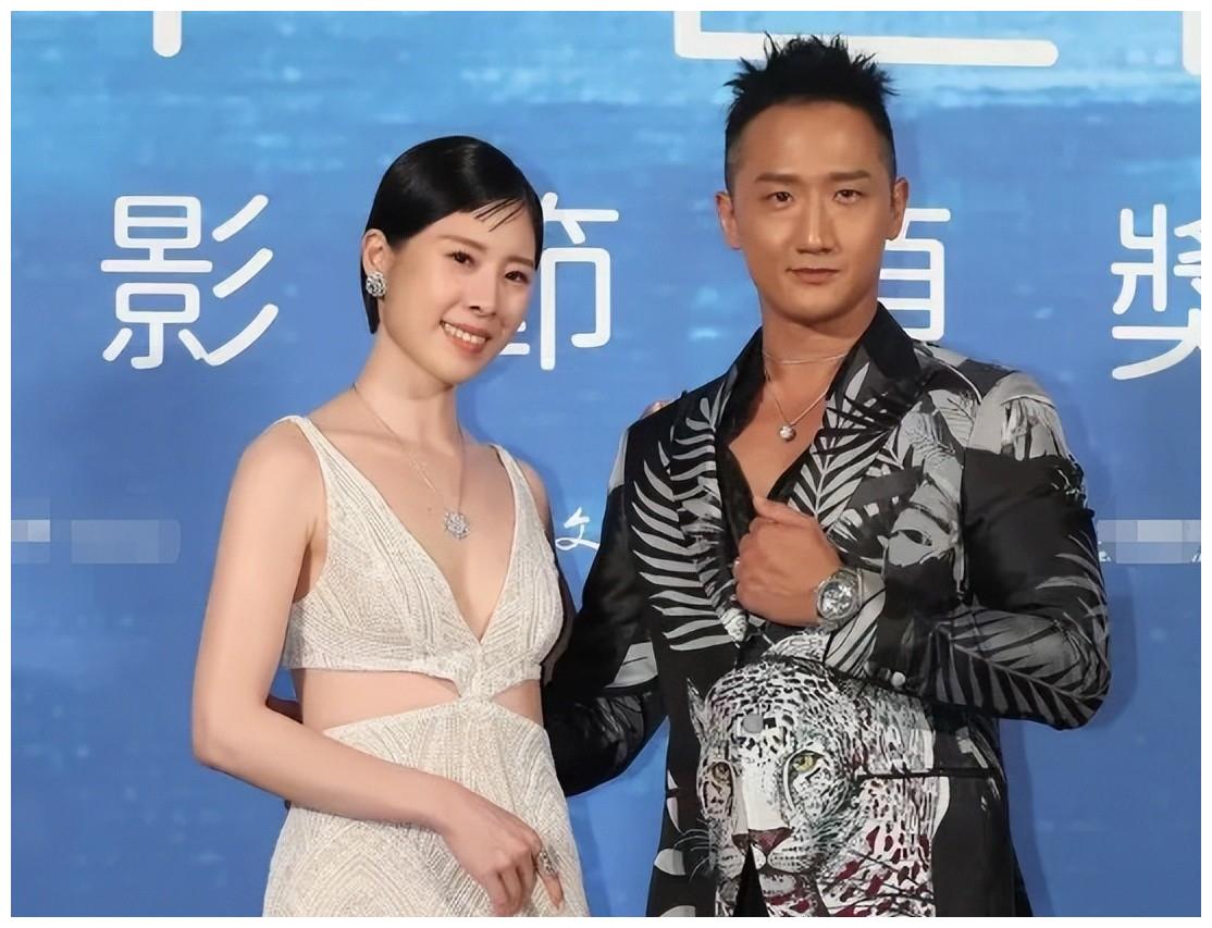 7月最土的三大红毯!鸡毛装、披床单、野猪造型,土得我笑出猪叫休闲区蓝鸢梦想 - Www.slyday.coM 7月最土的三大红毯!鸡毛装、披床单、野猪造型,土得我笑出猪叫休闲区蓝鸢梦想 - Www.slyday.coM