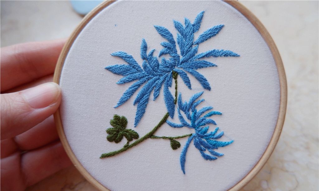 采菊东篱下，绣菊蓝色花，静谧的蓝色菊花之仿点翠菊花刺绣教程