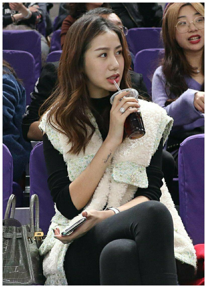 也是那时候,陈露与孙悦相识,与田雨晨的感情下降了.