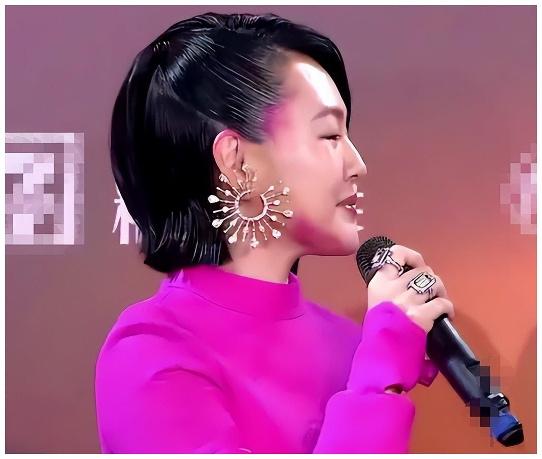 7月最土的三大红毯!鸡毛装、披床单、野猪造型,土得我笑出猪叫休闲区蓝鸢梦想 - Www.slyday.coM 7月最土的三大红毯!鸡毛装、披床单、野猪造型,土得我笑出猪叫休闲区蓝鸢梦想 - Www.slyday.coM