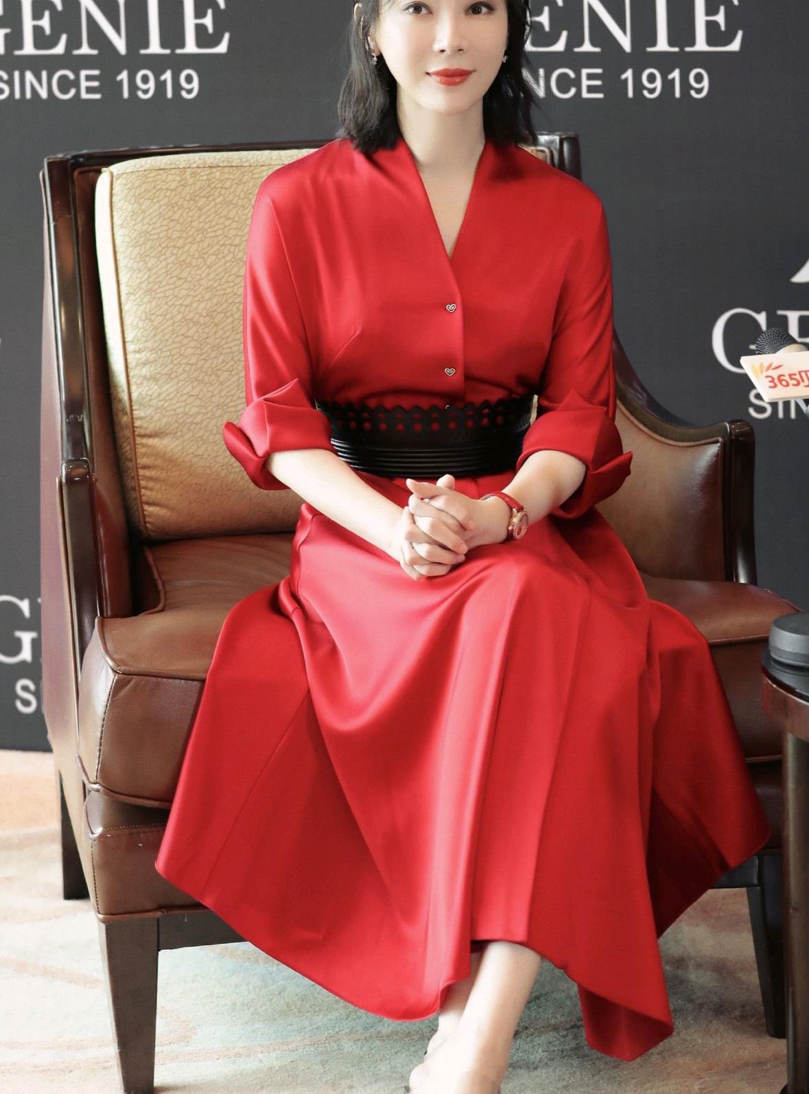 43岁的陈数依然耀眼夺目身穿红色连衣裙很时尚美得惊艳了时光