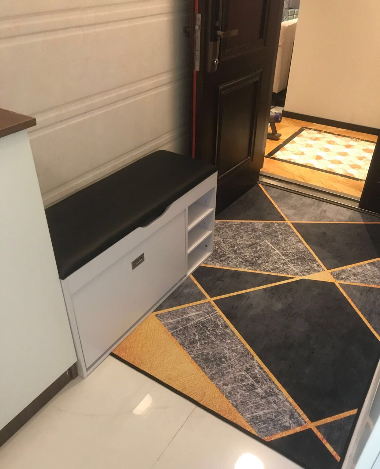 碧桂园的户型还是蛮不错的,从电梯出来就是这样的角度了,放着一张地毯