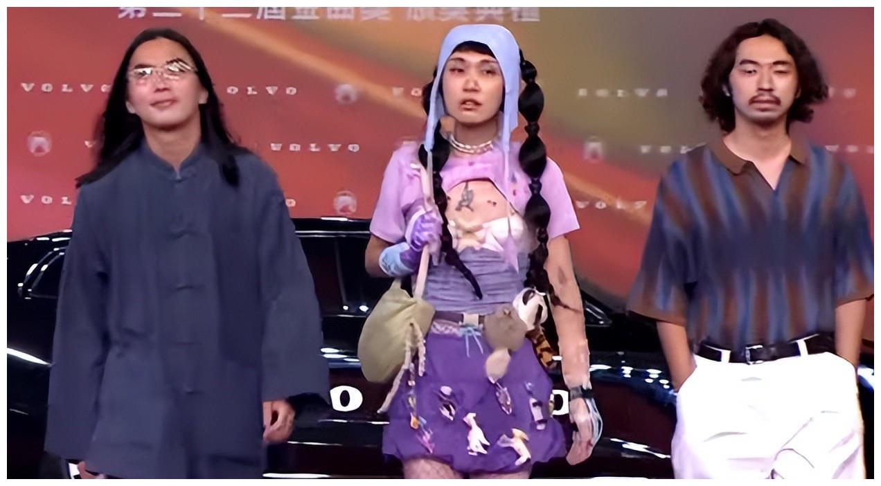 7月最土的三大红毯!鸡毛装、披床单、野猪造型,土得我笑出猪叫休闲区蓝鸢梦想 - Www.slyday.coM 7月最土的三大红毯!鸡毛装、披床单、野猪造型,土得我笑出猪叫休闲区蓝鸢梦想 - Www.slyday.coM