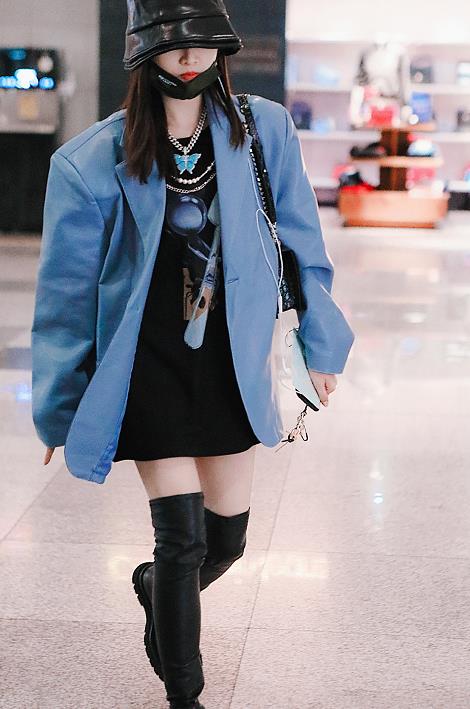 吴宣仪最新机场私服,过膝长靴果然只有大长腿能穿