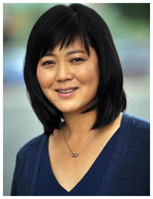 她因长相两次被抢主角,生气微整后大火,今50岁身材变胖严重走形