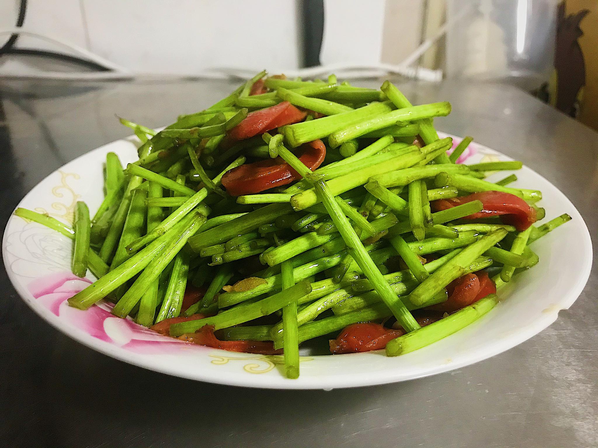 脆嫩口感的清炒藜蒿,开胃又下饭,值得推荐的家常小炒!