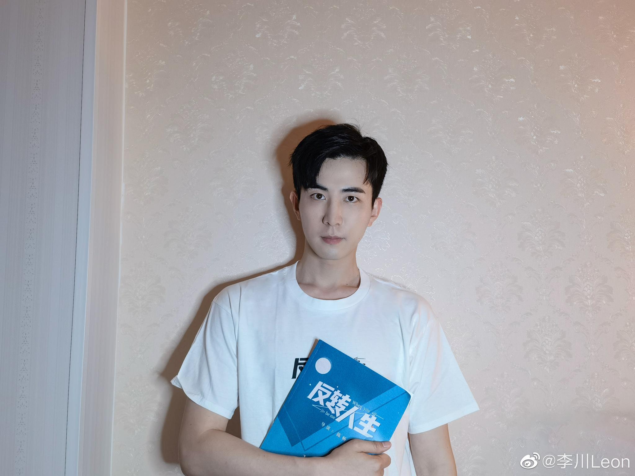 李川一人分饰两角 古装现代颜值超吸睛