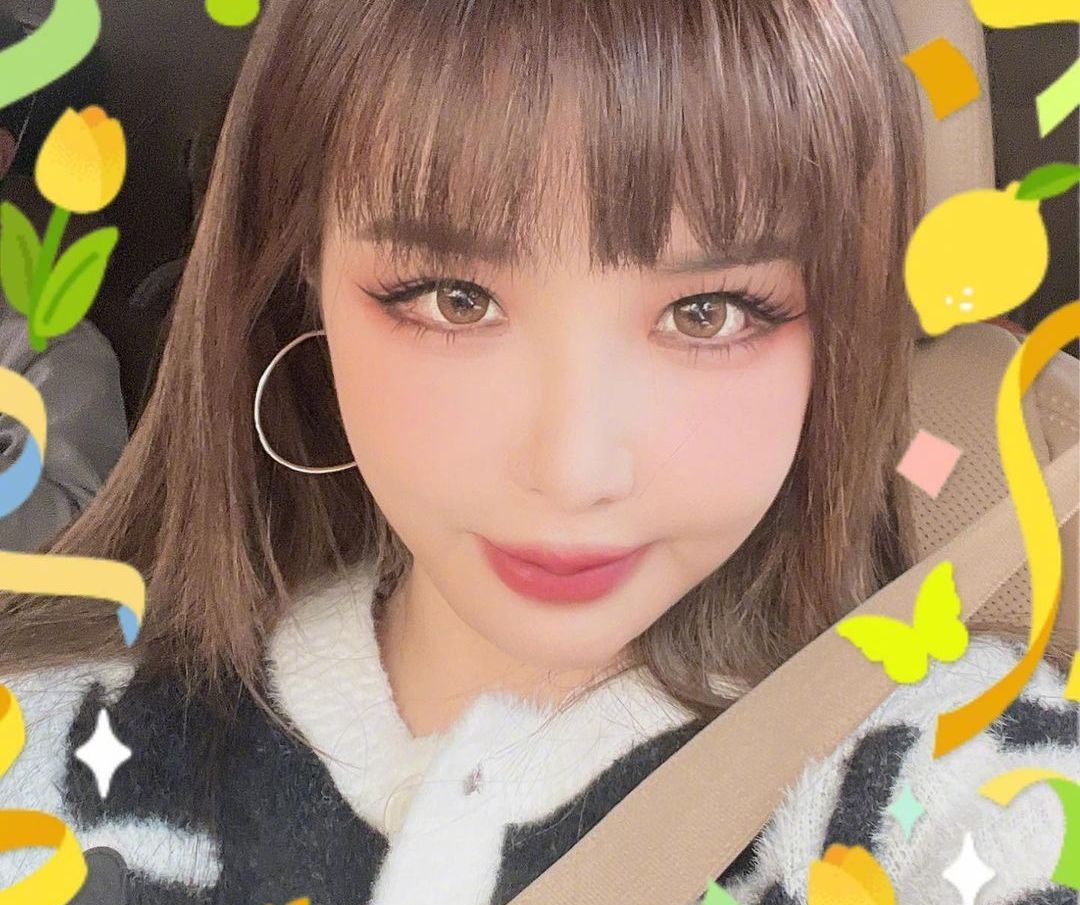 2ne1朴春雀斑照引围观 夸张欧美大厚唇超惹眼__财经头条