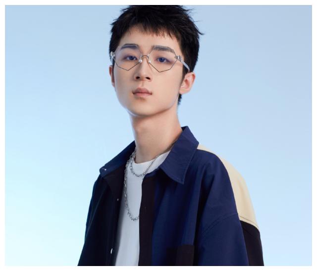 王小歪写真照成粉丝屏保,主播圈的风云人物,粉丝:颜值又上一层