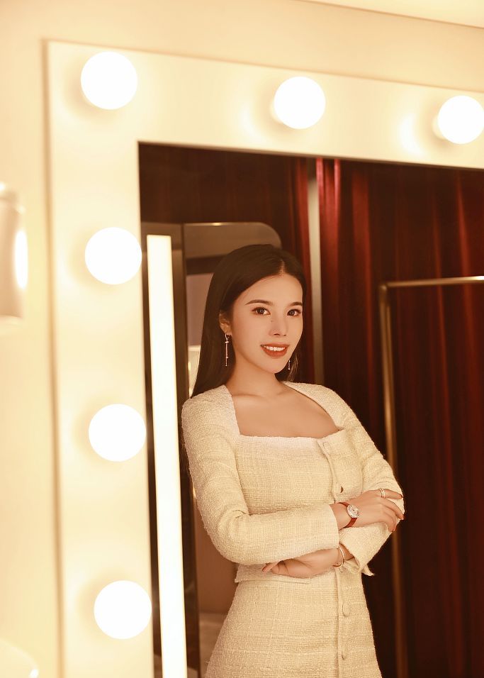 余晚晚着一字领套裙高贵优雅 参与评选创意大奖展现超强专业度