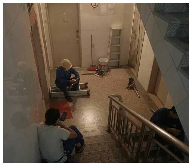 工厂把两班倒改成八小时双休制，员工立马离职，网友：现实很残酷休闲区蓝鸢梦想 - Www.slyday.coM