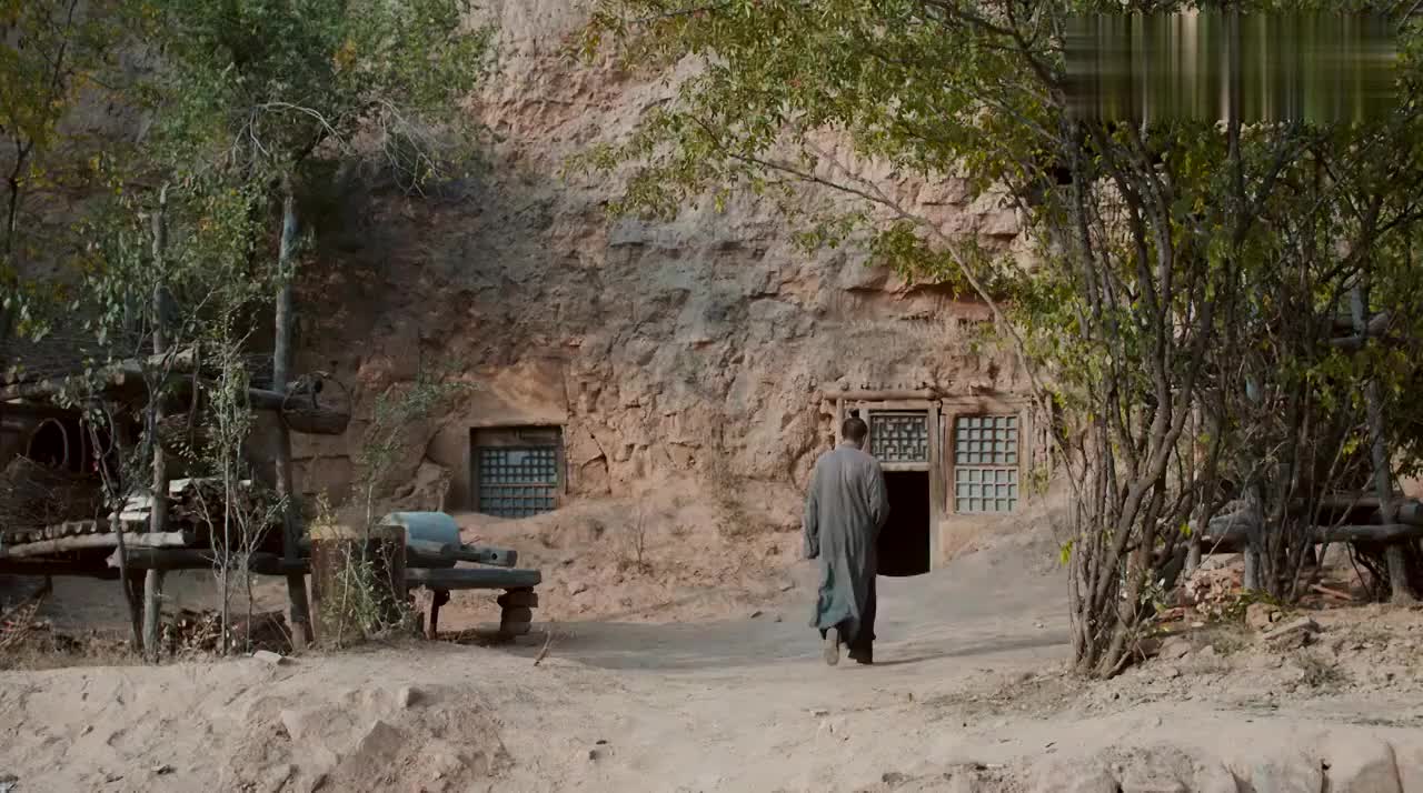 白鹿原孝文给田小娥送药提醒她一人在家记得锁门