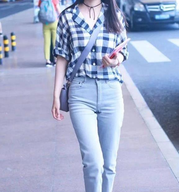 穿格纹外套内搭连帽卫衣时尚减龄,这才叫机场秀|格纹|时髦|马丽_新浪