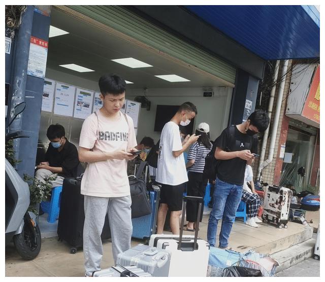 工厂把两班倒改成八小时双休制，员工立马离职，网友：现实很残酷休闲区蓝鸢梦想 - Www.slyday.coM