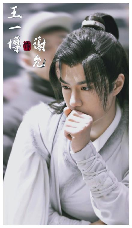 《有翡》杀青合照,赵丽颖王一博同框,颖宝宝有点"过