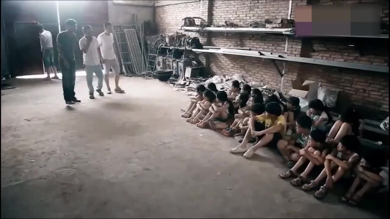 人贩子太可恶了,抓了那么多小孩来,还想要挖眼砍手