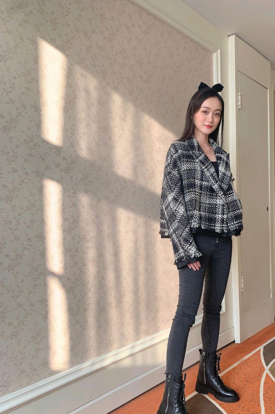 何泓姗状态真是好极了格纹外套配牛仔裤干练利落大秀好身段