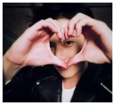 来自咩咩爱心攻击请接收 杨洋千奇百怪比心合集