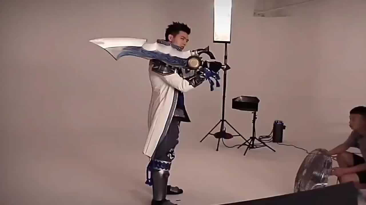 李现手游拍摄花絮现男友扛大刀痞帅痞帅的