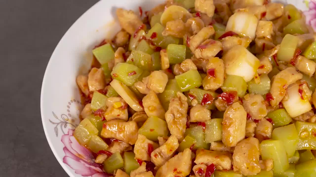 煎蛋厨房教你做泡椒辣子鸡丁,酸辣开胃脆嫩爽口,做法简单易学