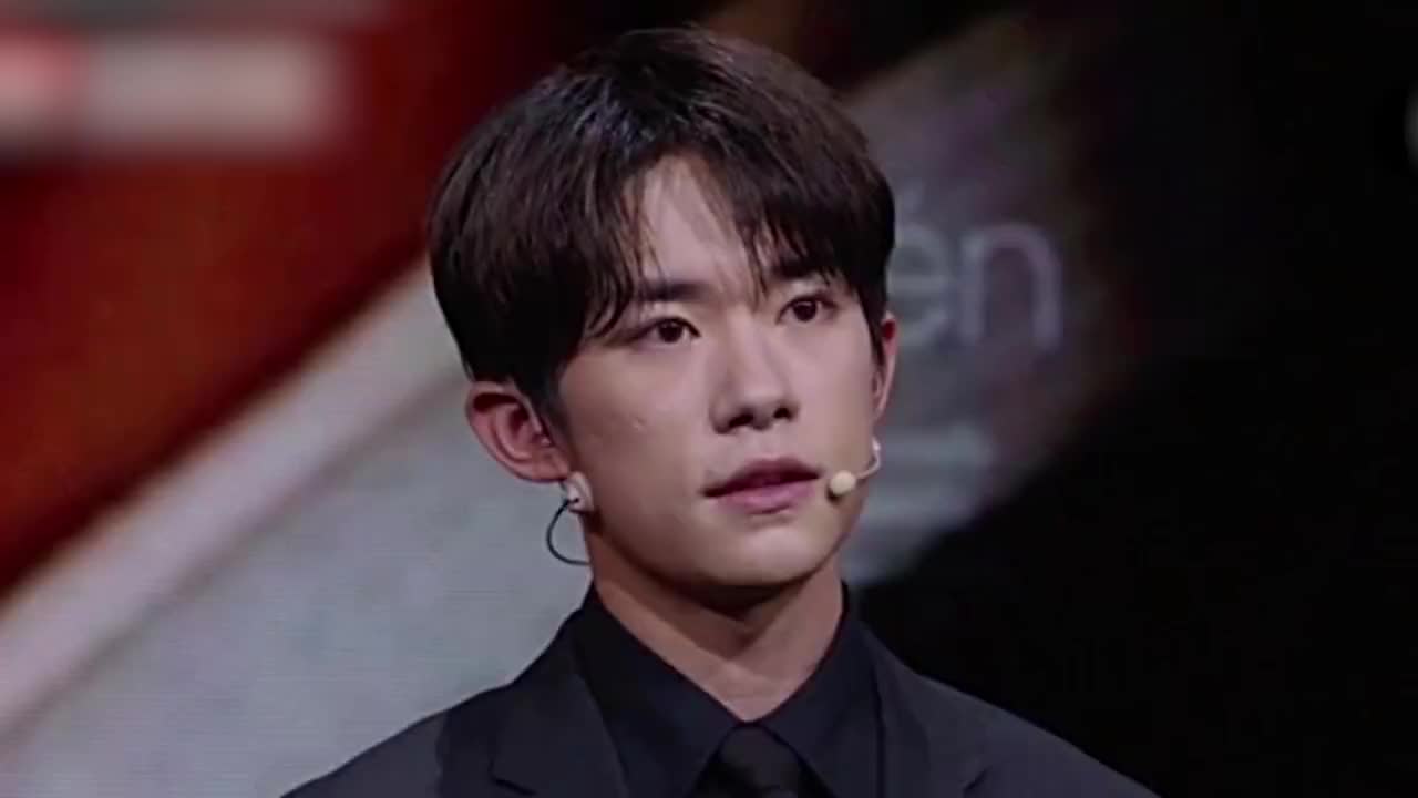 易烊千玺新戏光头造型疑曝光 穿条纹病号服获人搀扶