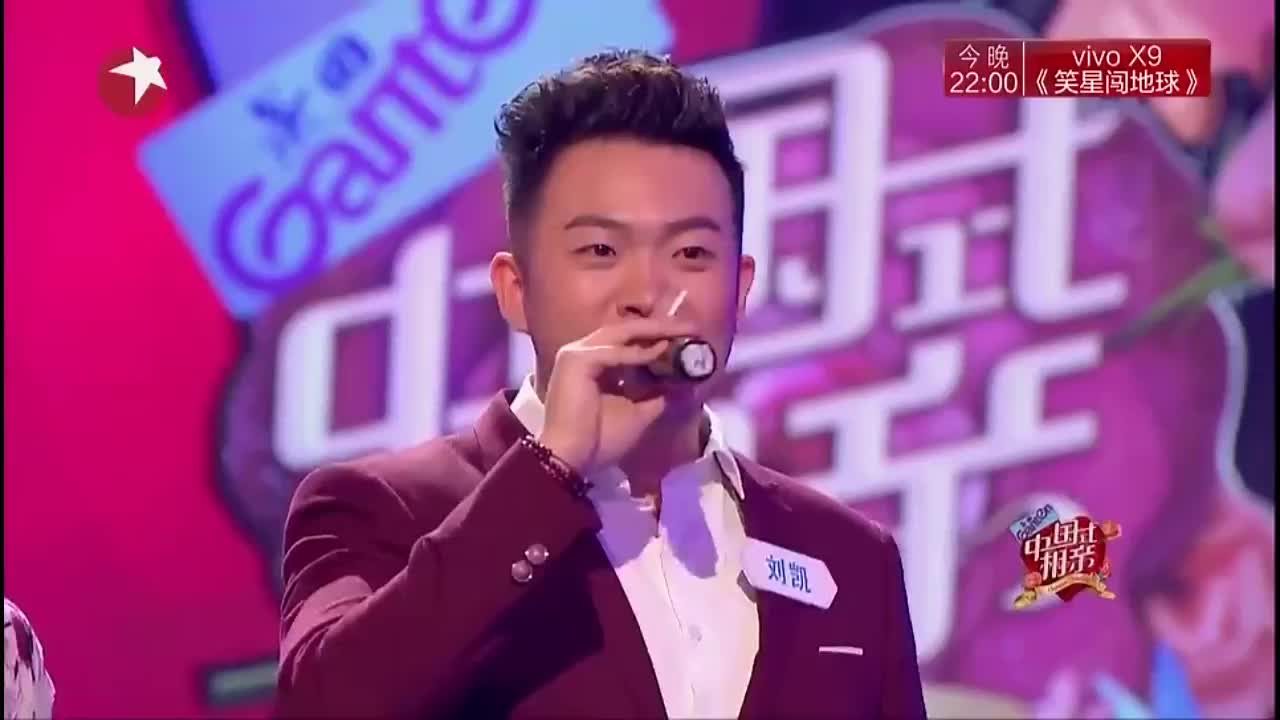 中国式相亲:男嘉宾选择女孩原因是妈妈爱笑,见到后唱歌表达心意