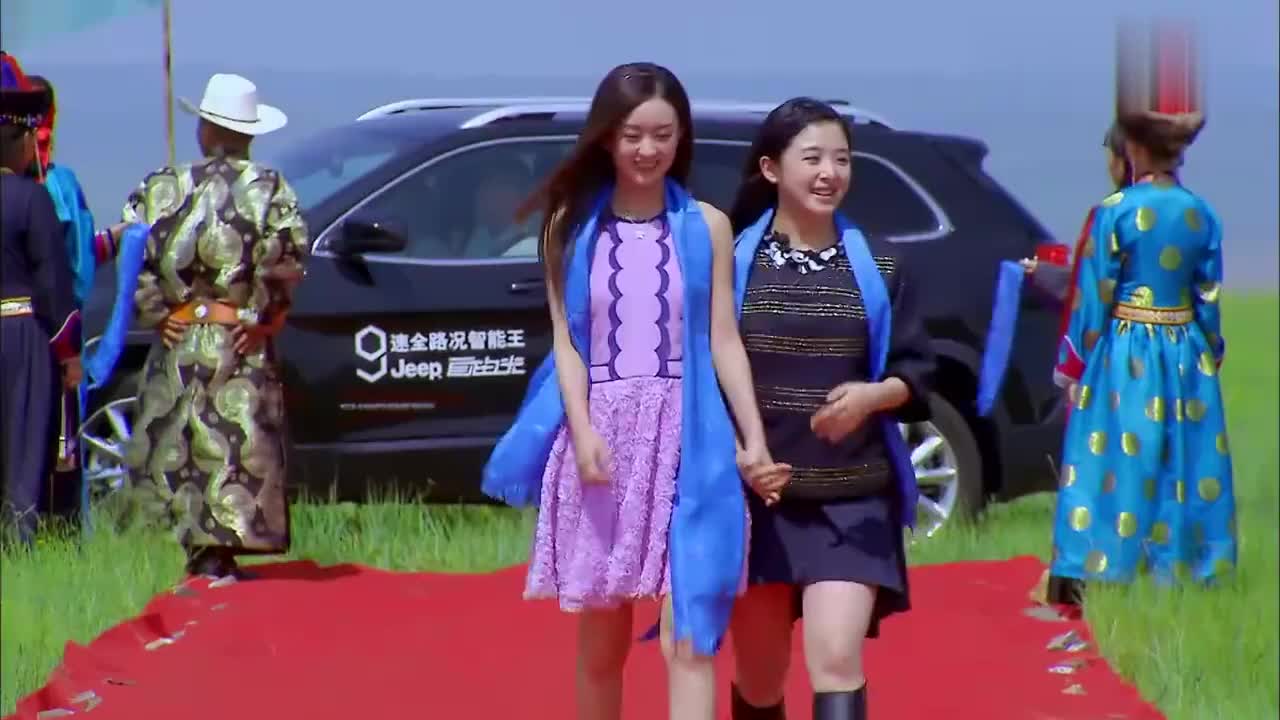 赵丽颖张含韵走红毯,齐唱《酸酸甜甜就是我》,成草原最美风景线