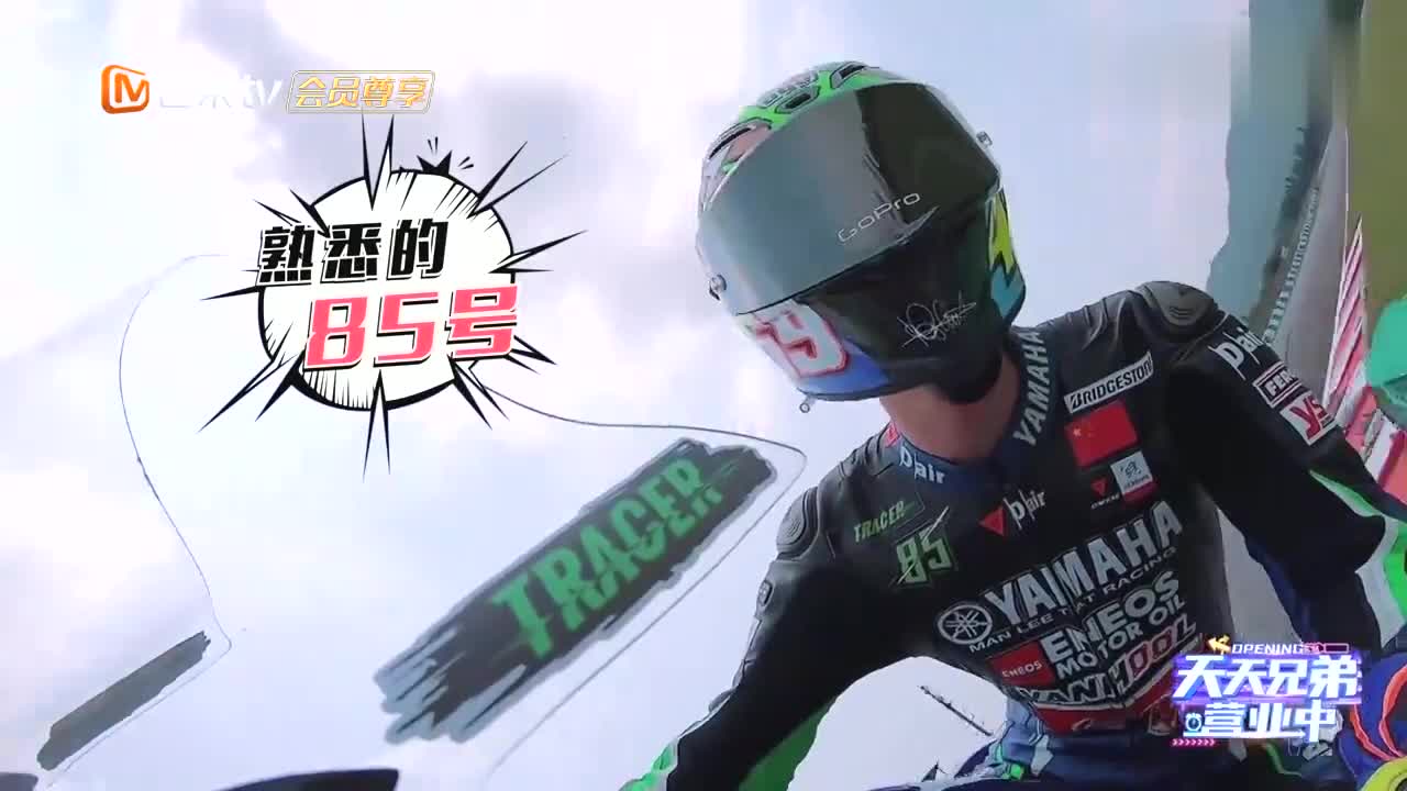 都说王一博穿赛车服最帅?酷盖穿上战袍的样子,帅出了新高度