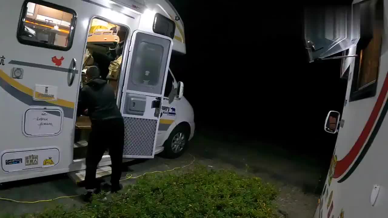 房车自驾游为了明天的活动,月隆在车里四处寻找,为明天做好准备