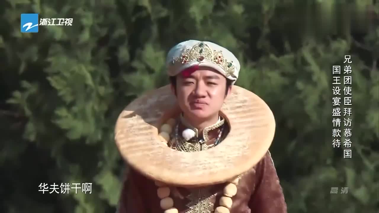 王祖蓝边走边吃脖子上套的大饼,陈赫:一早上起来吃这么硬啊