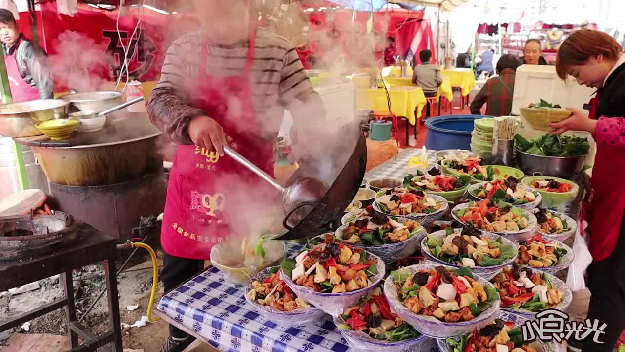 陕西小伙关饭店赶大集,酥肉烩10元一碗,日卖2000元,年挣十几万