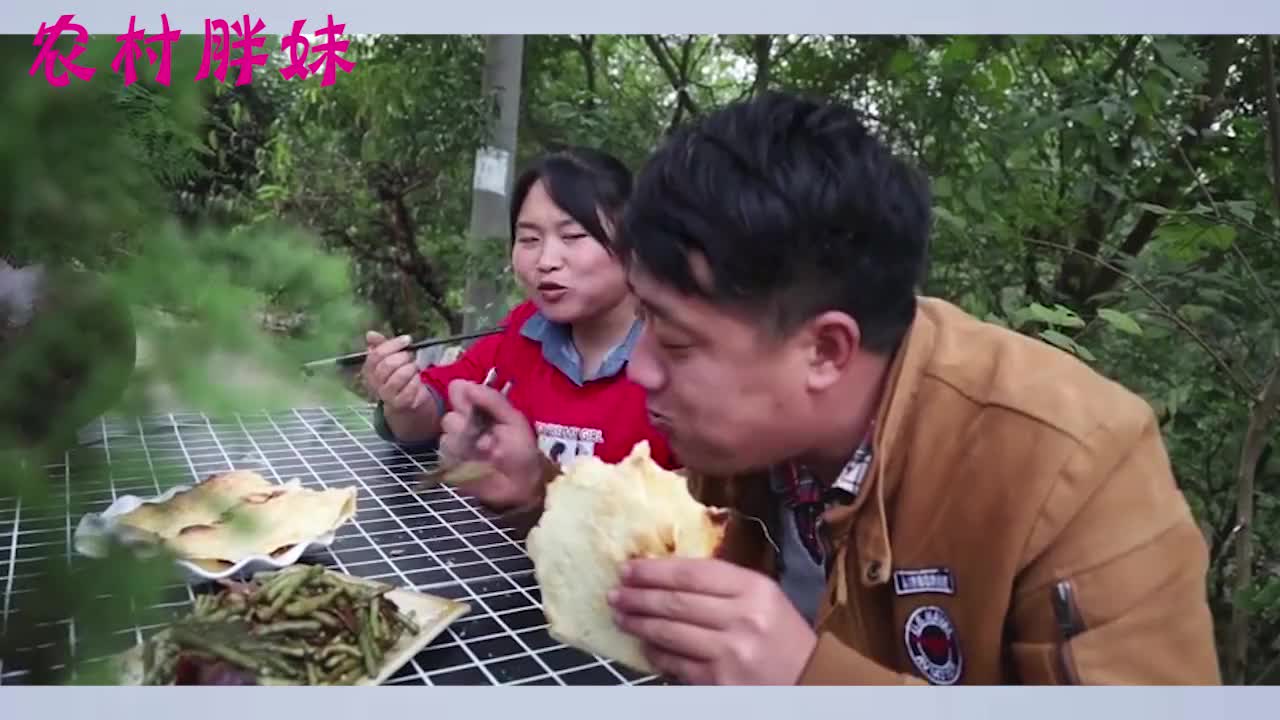 胖妹做饭得到老公夸赞,高兴地沾沾自喜,大洋张口要五百元零花钱