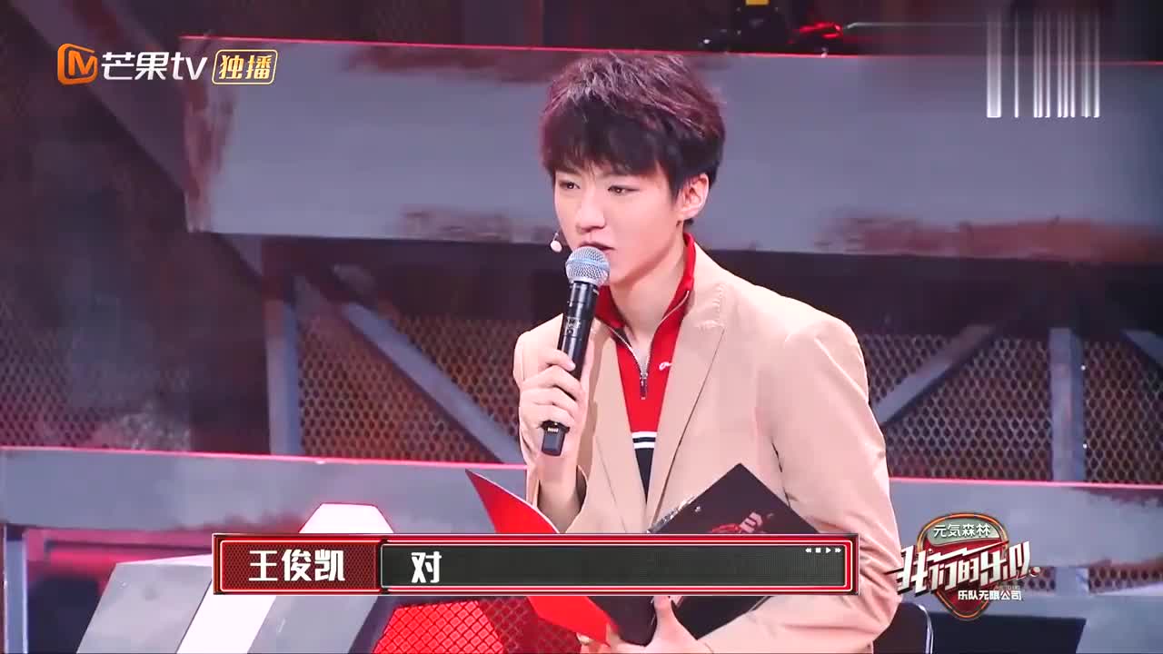 王俊凯当众壁咚谢霆锋,简直不要太甜蜜,我磕到了!