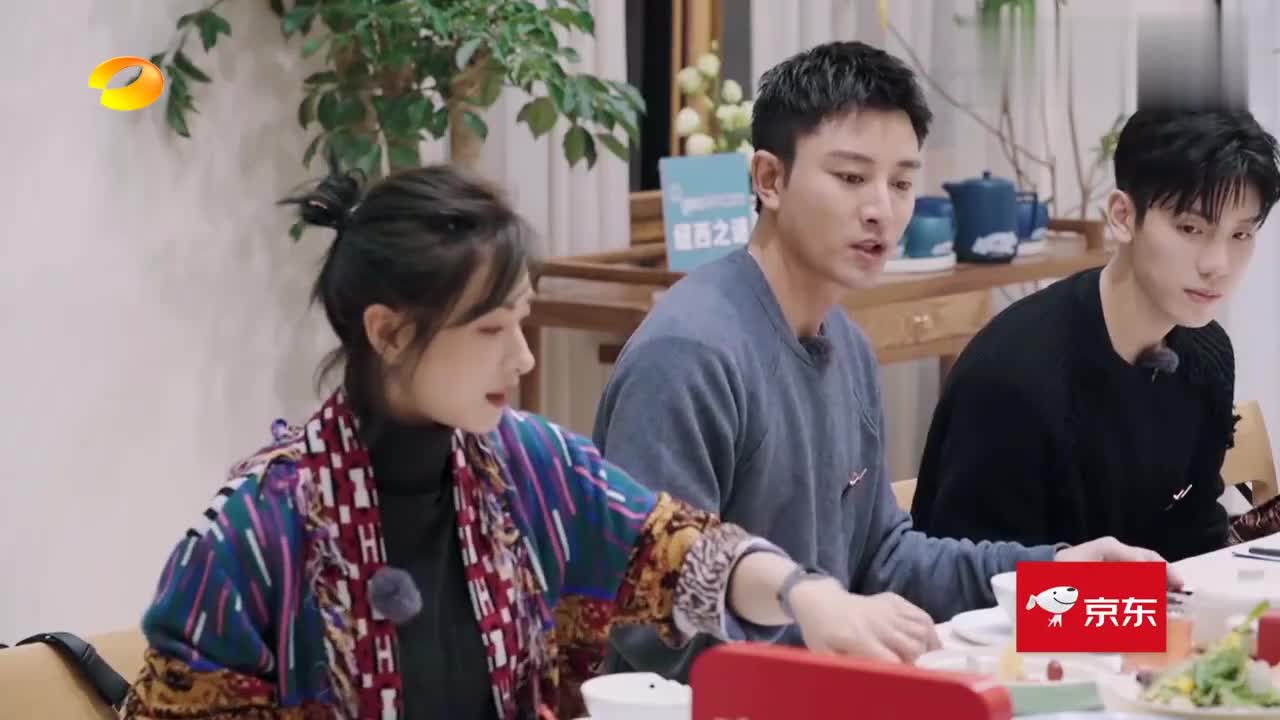 贾乃亮还没抓稳筷子,就被万茜一个预备动作吓到,吃个饭这么拼?