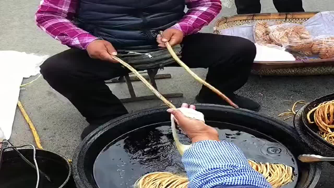 只有在农村才能见到的美食,这样做出来的馓子,别有一番味道!