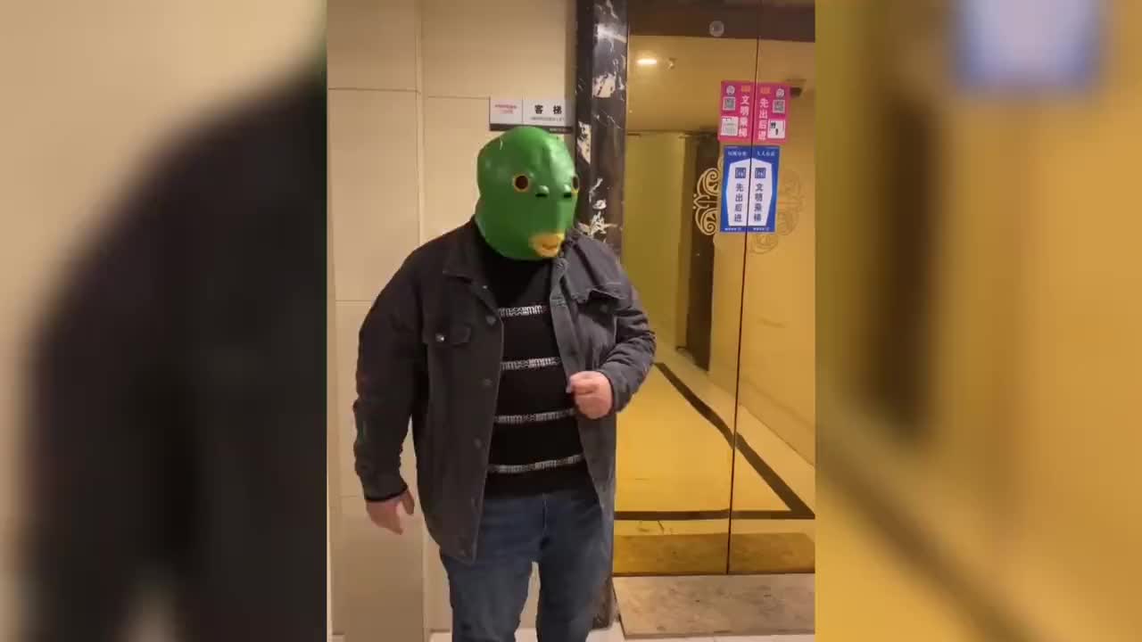 小伙扮演鱼头怪暴打奥特曼网友正义的小朋友已经捏紧了拳头