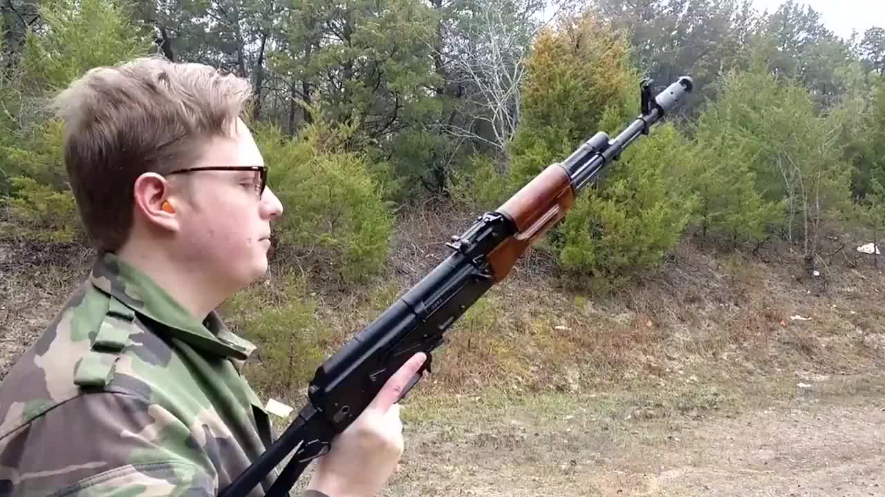 aks74突击步枪户外射击实测威力颇大隔着屏幕都能感受到